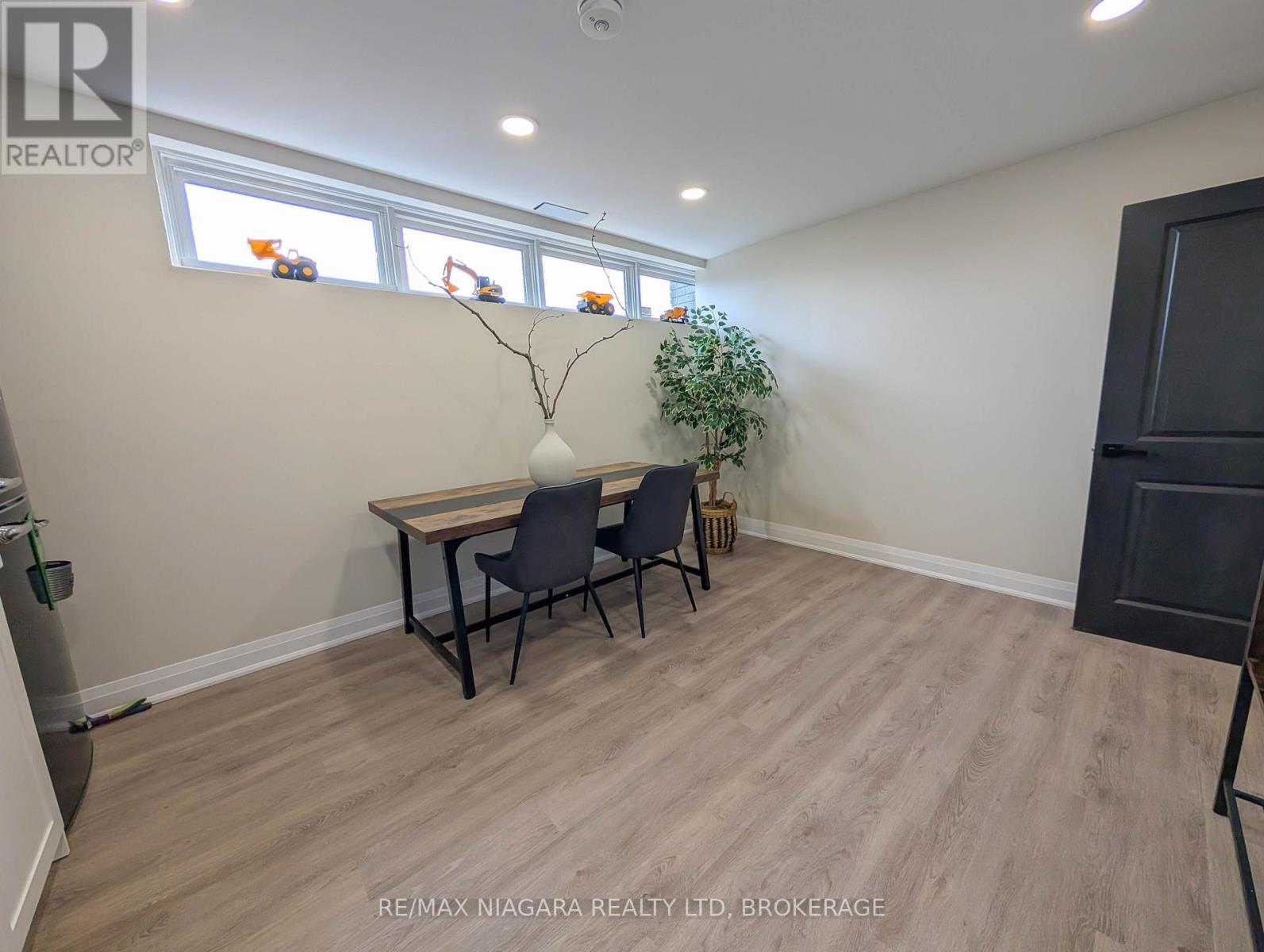 Lower - 174 Eastchester Avenue Property Photo 19