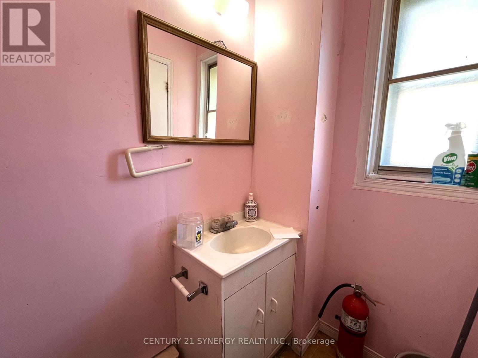 18 Beckwith Street N Property Photo 14