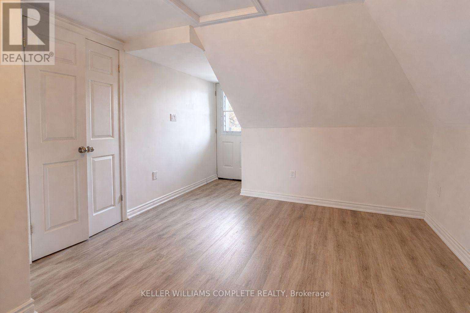 3 - 76 WENTWORTH STREET S Property Photo 1