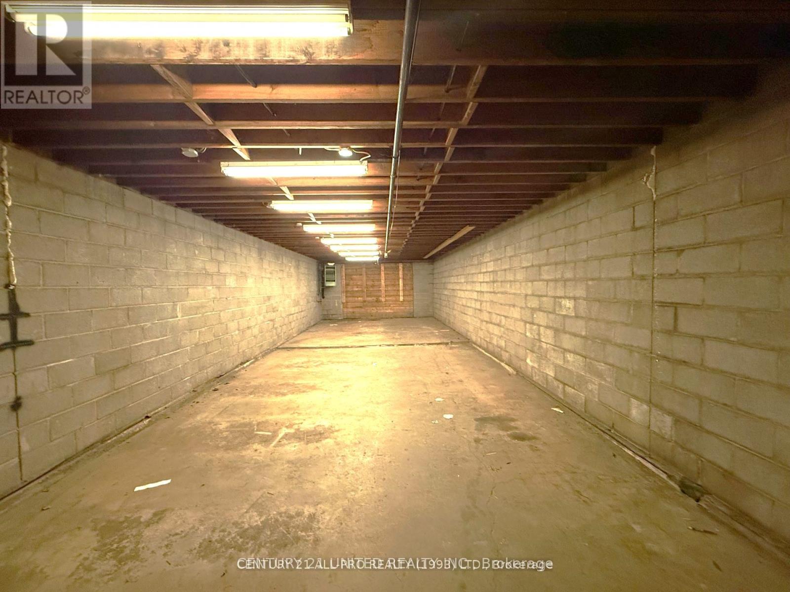 Unit B - 84 King Street W Property Photo 2