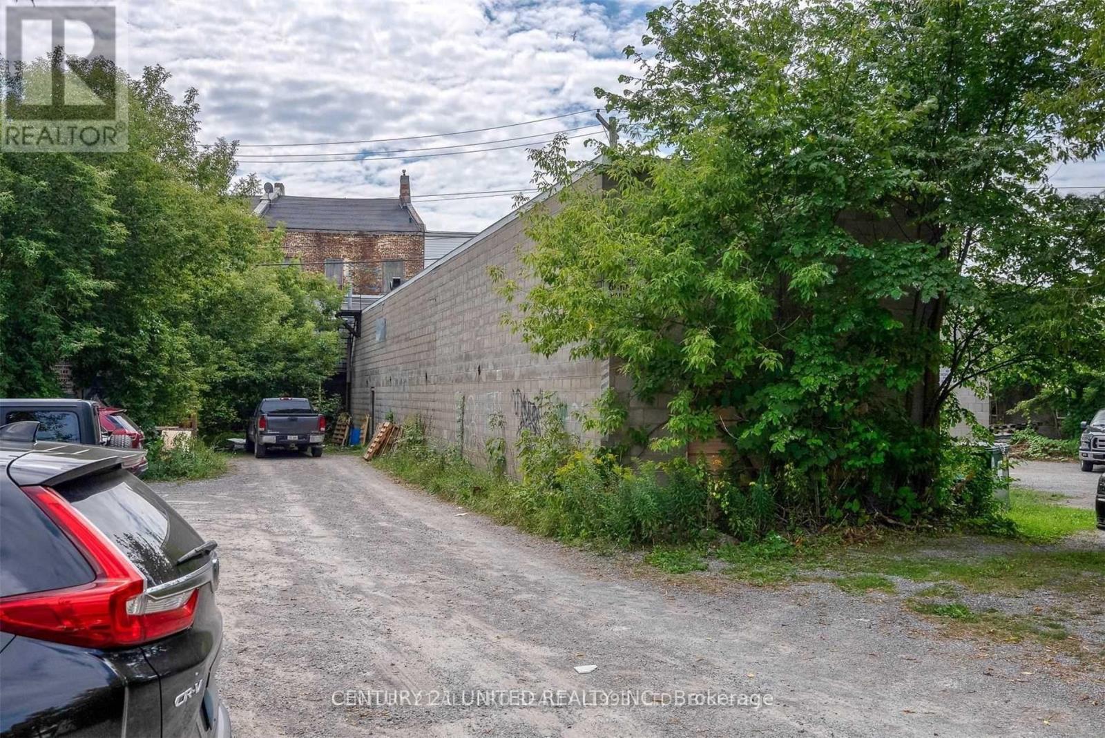 Unit B - 84 King Street W Property Photo 3