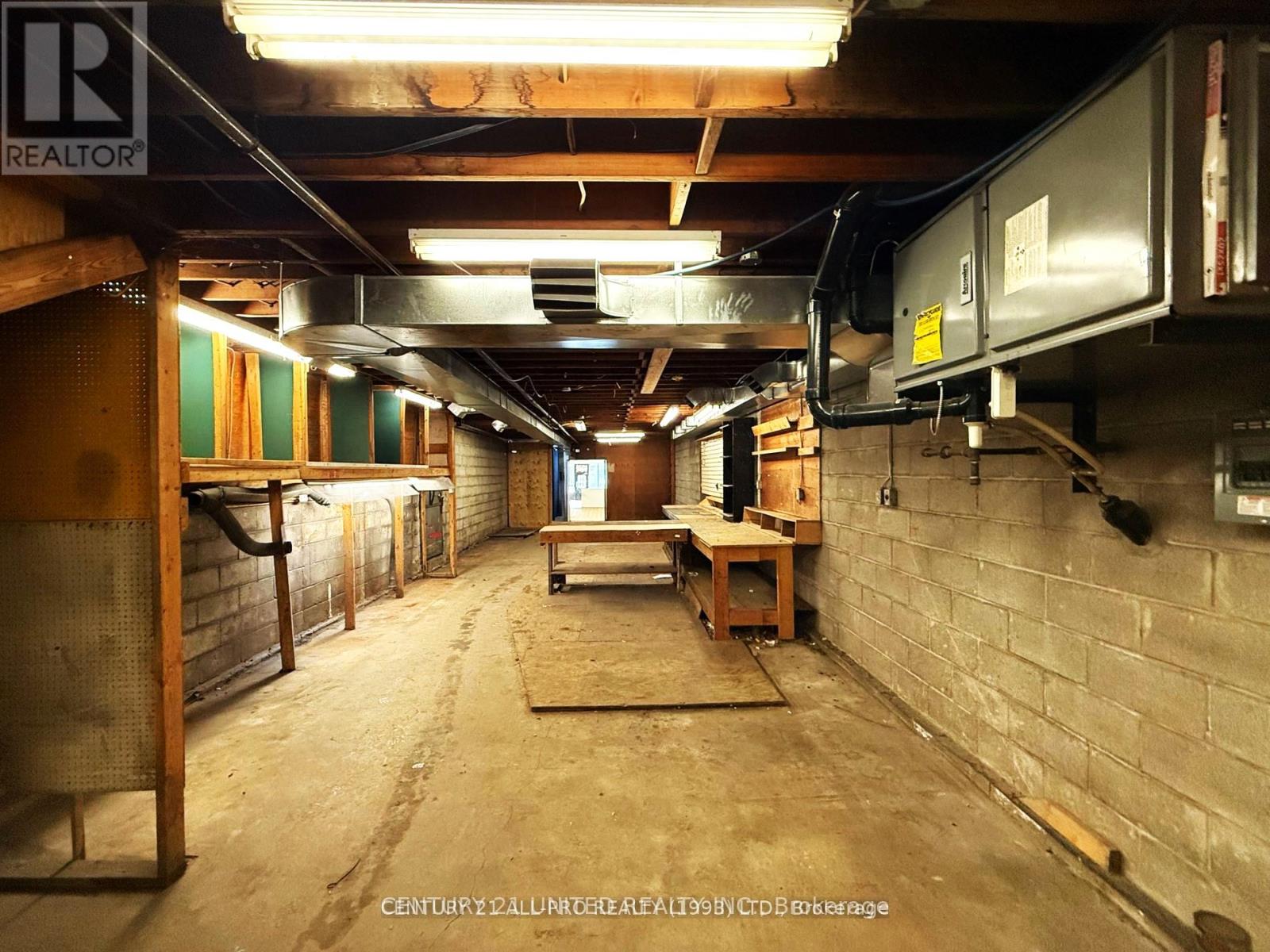 Unit B - 84 King Street W Property Photo 6