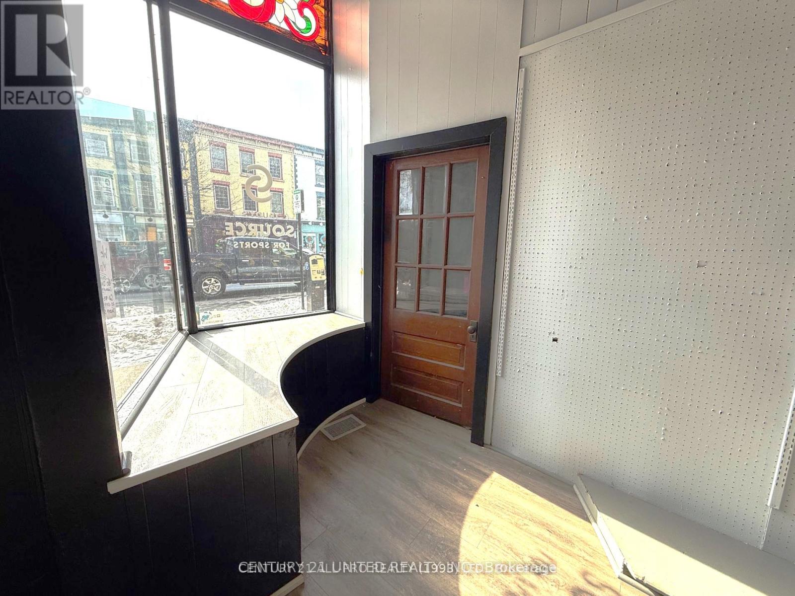 A - 84 King Street W Property Photo 8