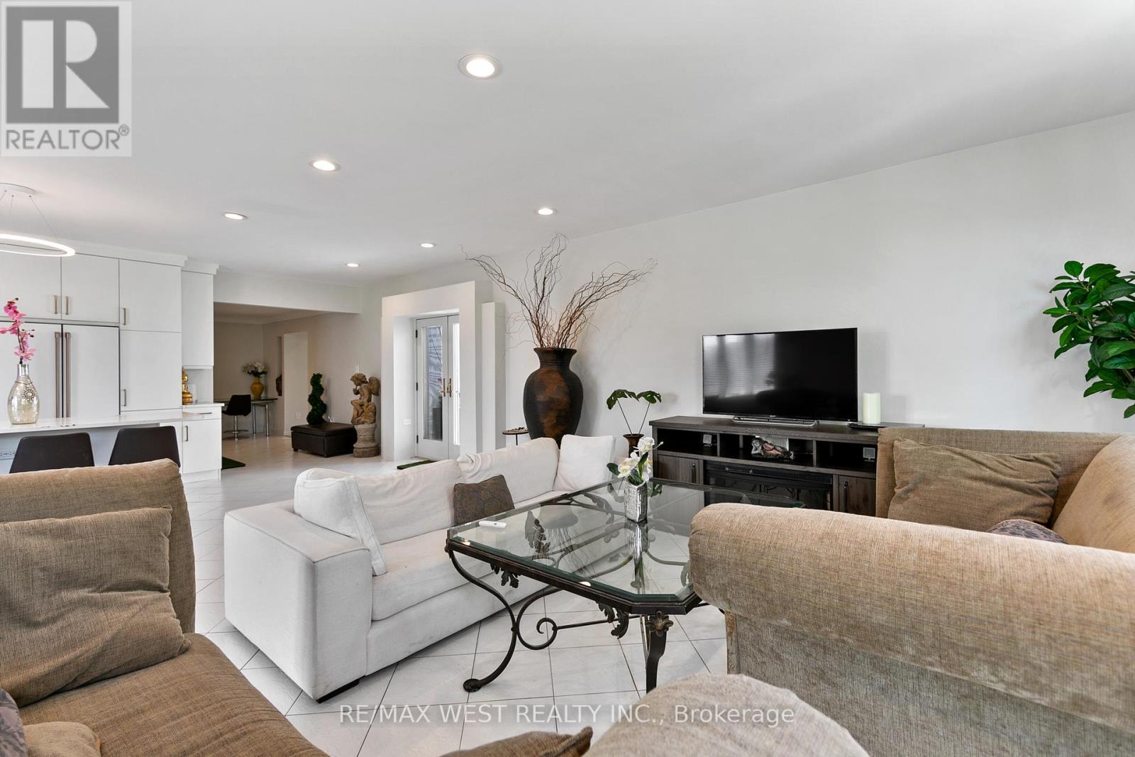 839 Erie Street E Property Photo 22