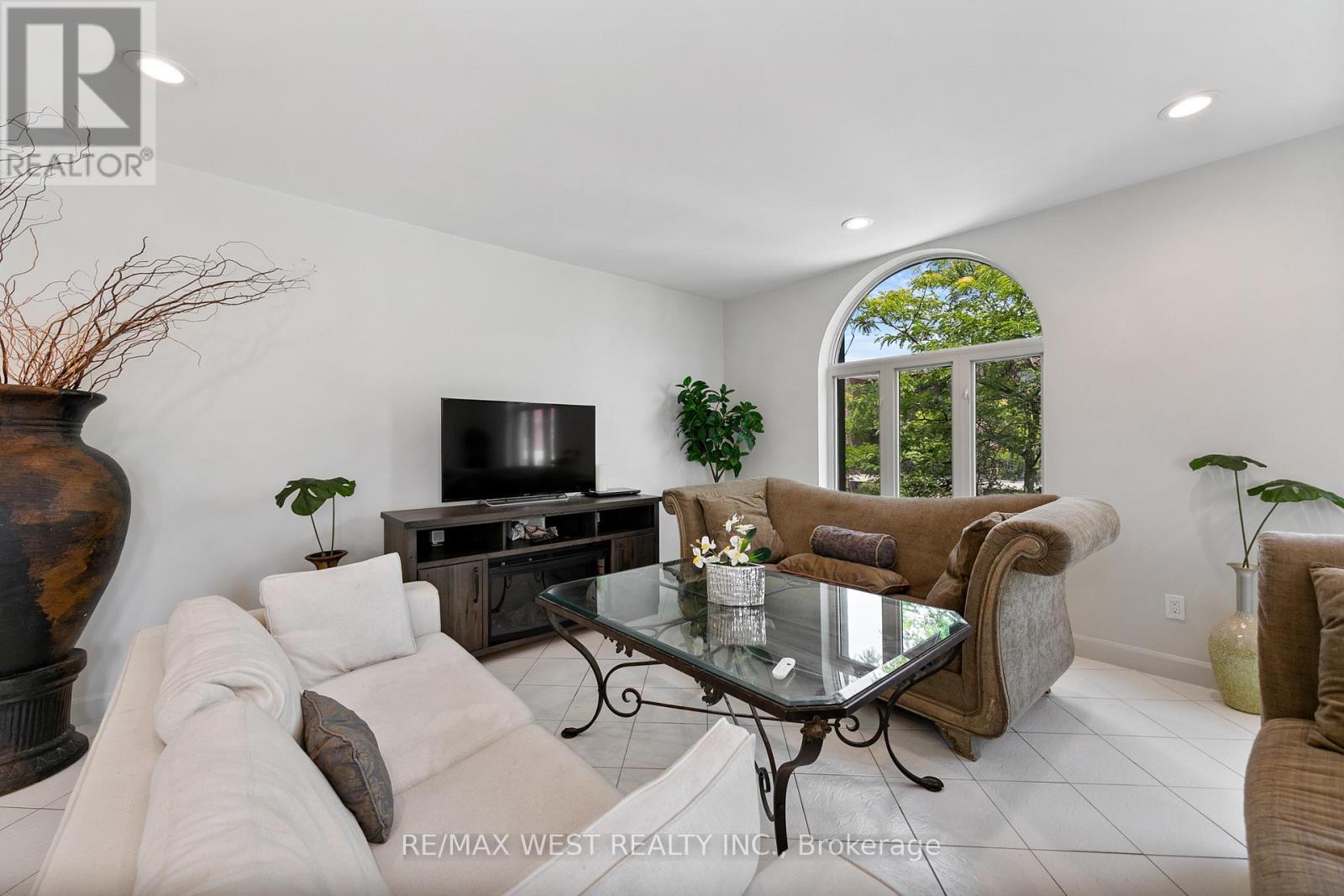 839 Erie Street E Property Photo 23