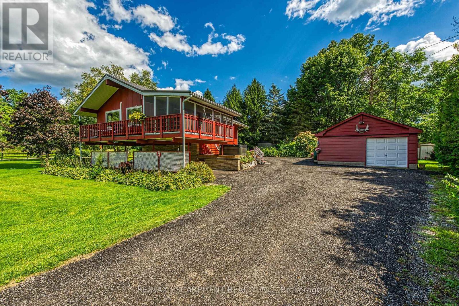 1686 Old Brock Street Property Photo 1