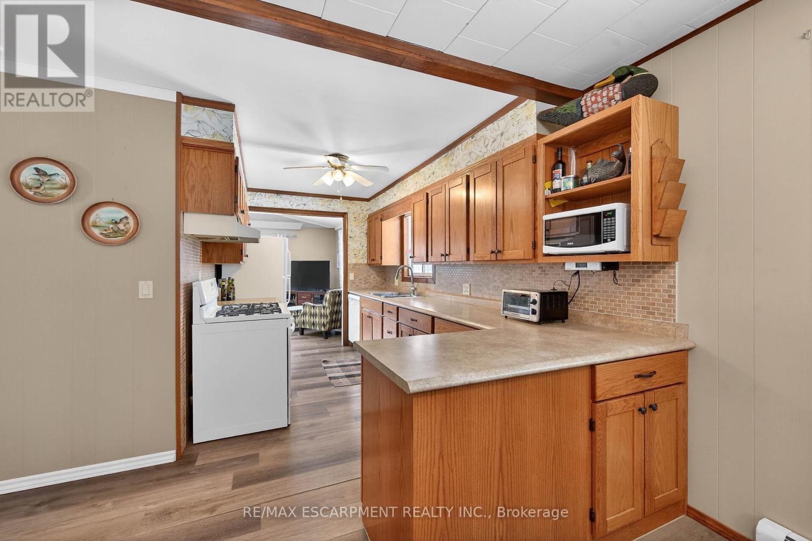 1686 Old Brock Street Property Photo 16