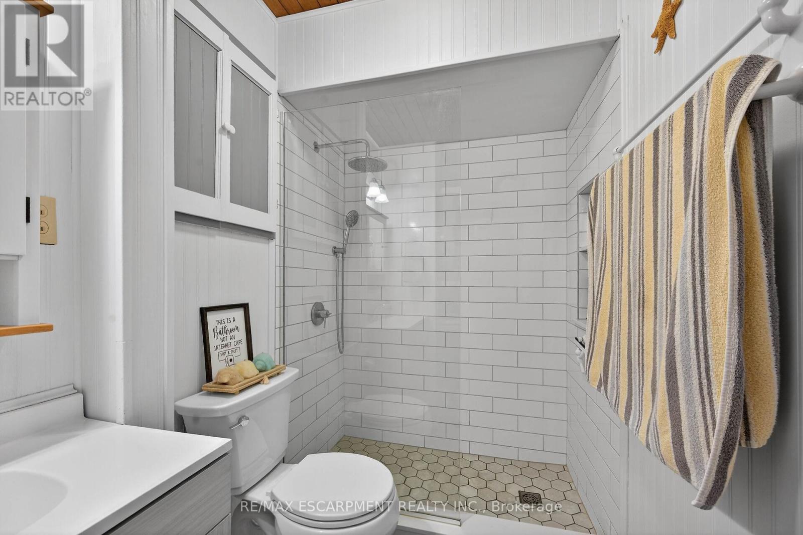 1686 Old Brock Street Property Photo 24