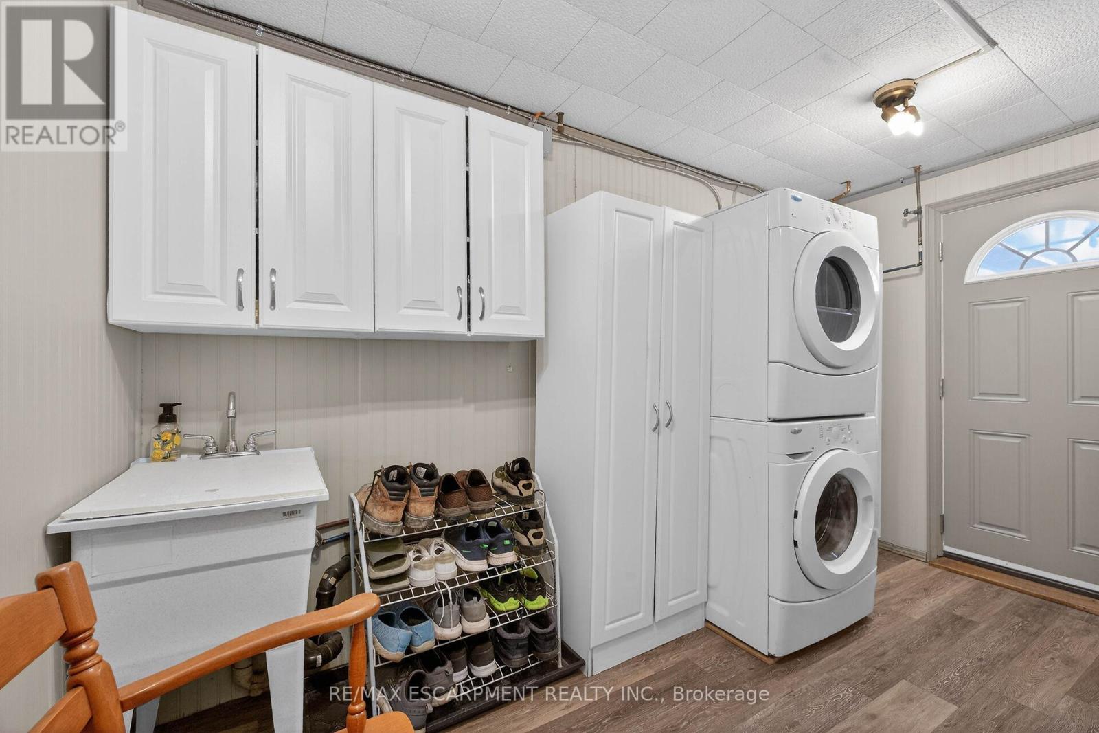 1686 Old Brock Street Property Photo 34