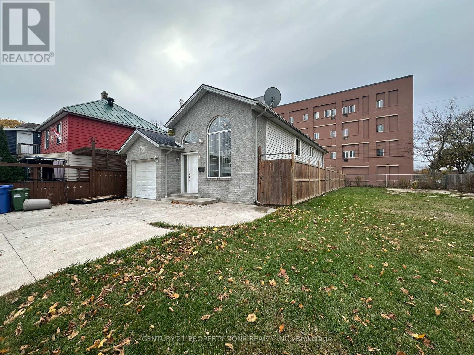 975 Albert Road Property Photo 2