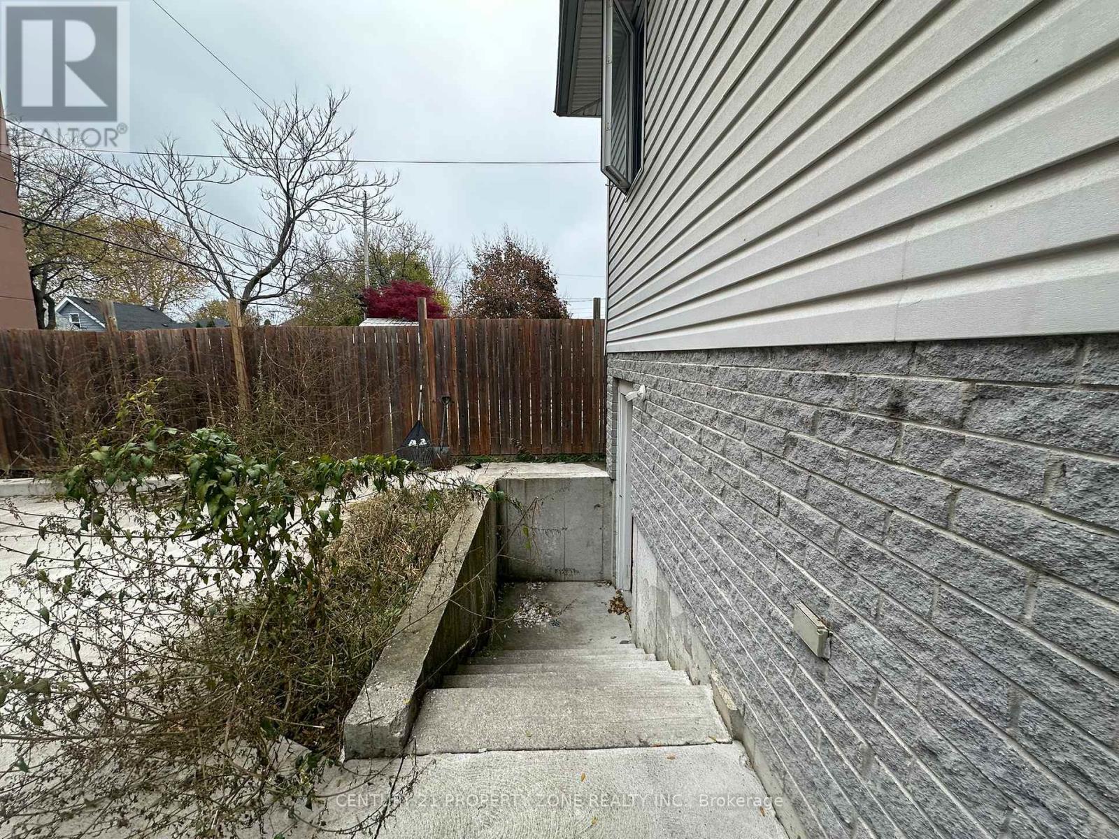 975 Albert Road Property Photo 20