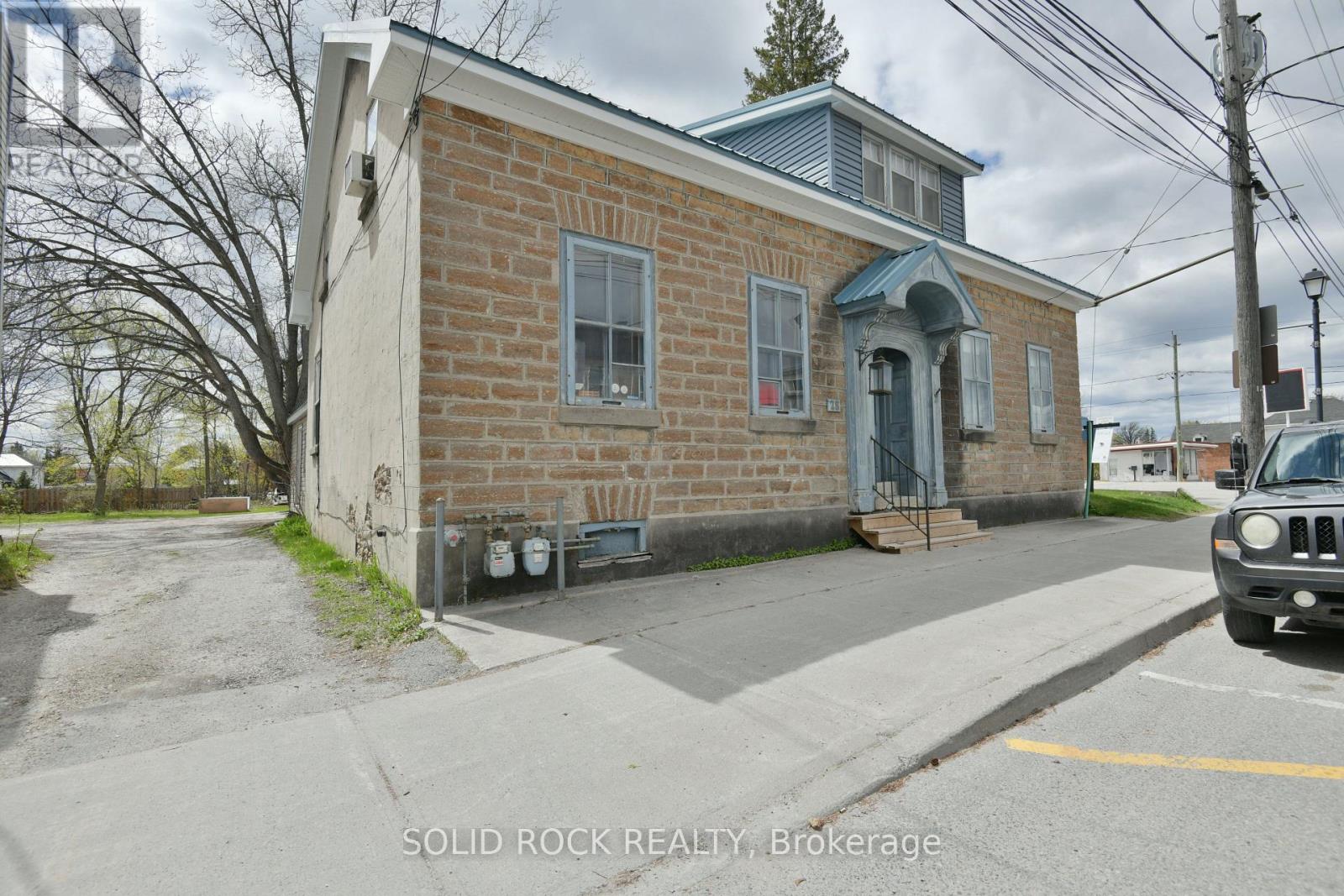 28 Wilson Street W Property Photo 1