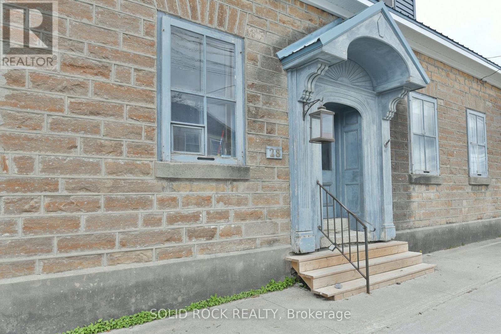 28 Wilson Street W Property Photo 4