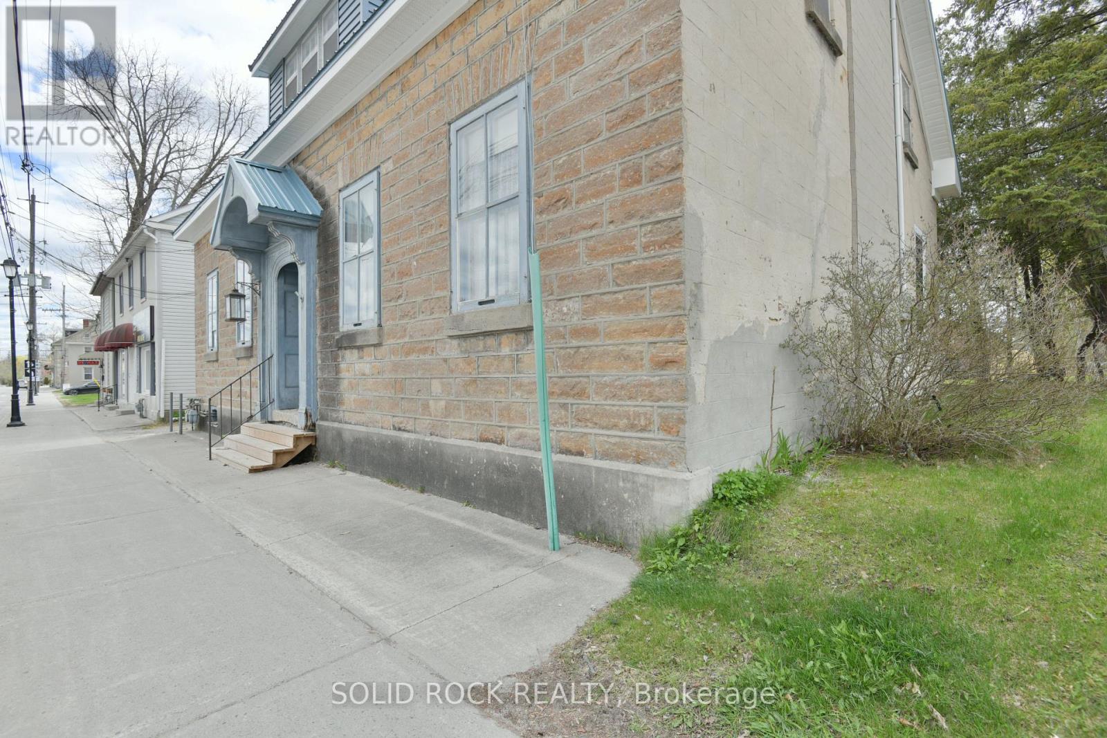 28 Wilson Street W Property Photo 5
