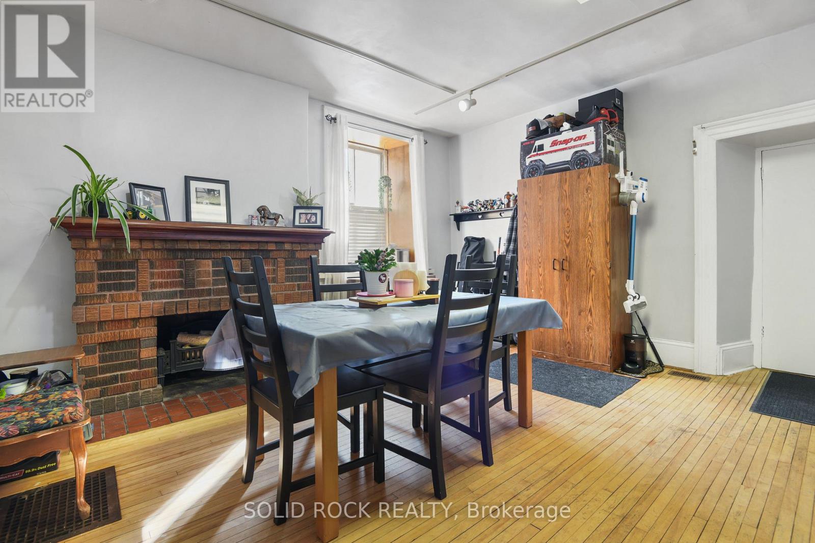 28 Wilson Street W Property Photo 11