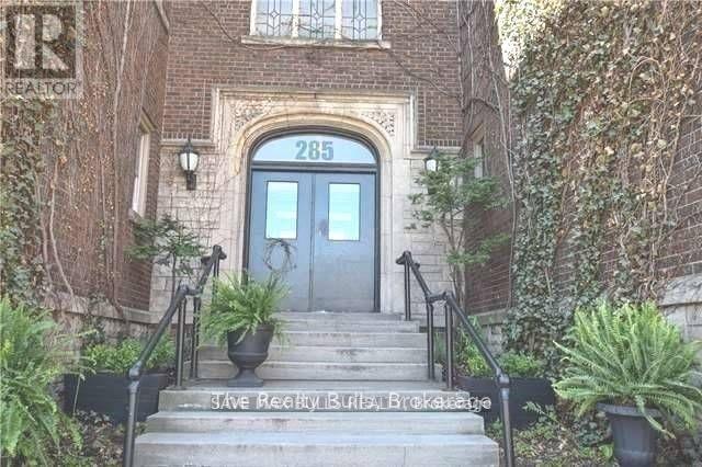 3 - 285 KING STREET W