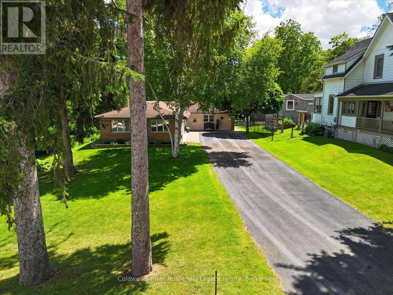 120 Jones Street W Property Photo 3