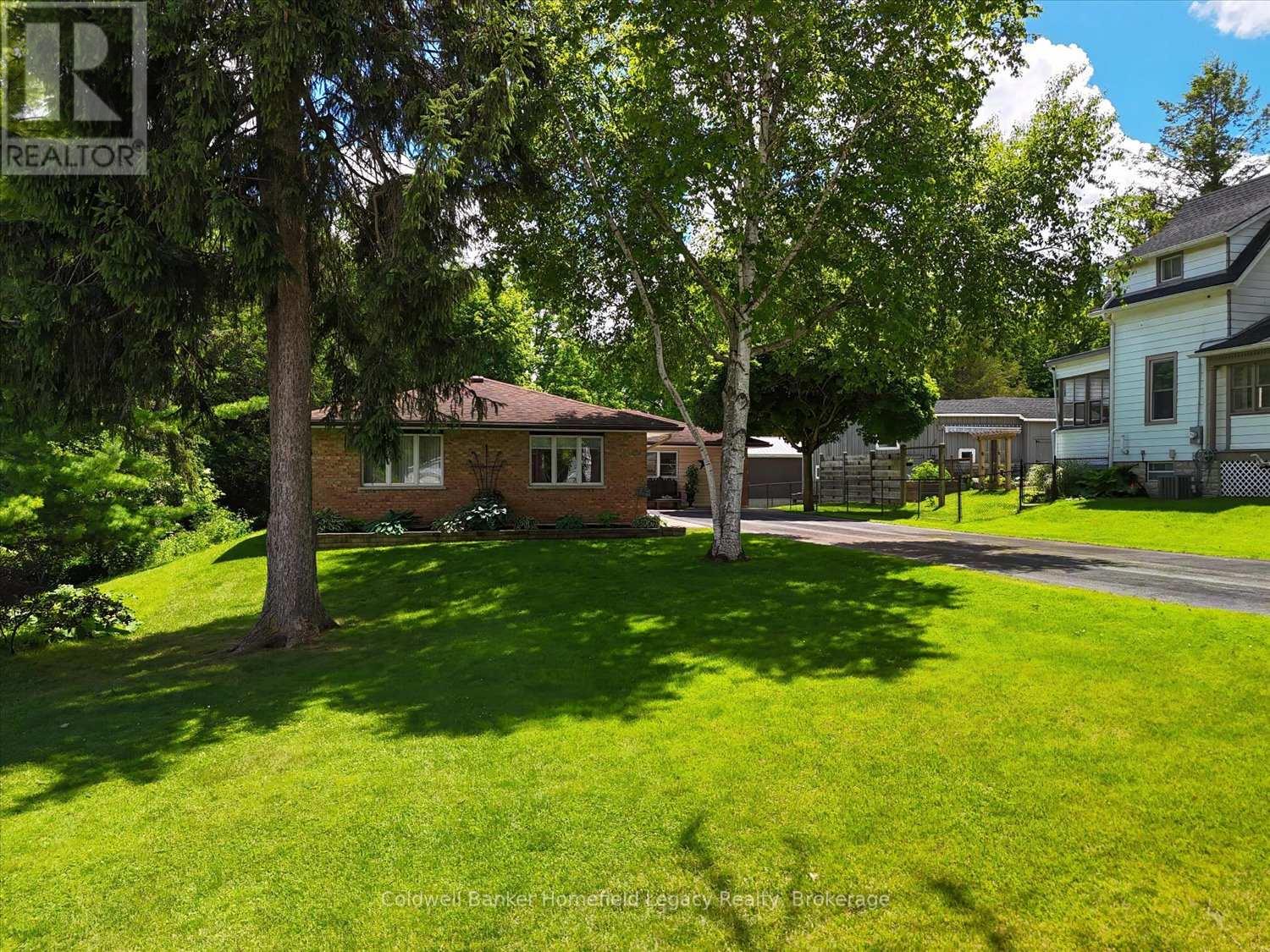 120 Jones Street W Property Photo 4