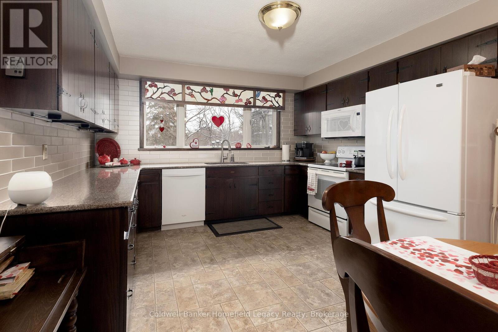 120 Jones Street W Property Photo 14