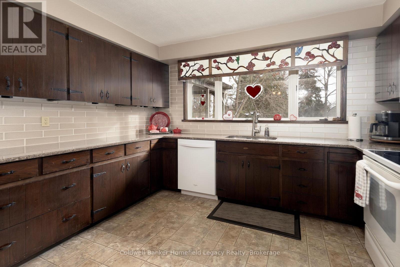 120 Jones Street W Property Photo 16