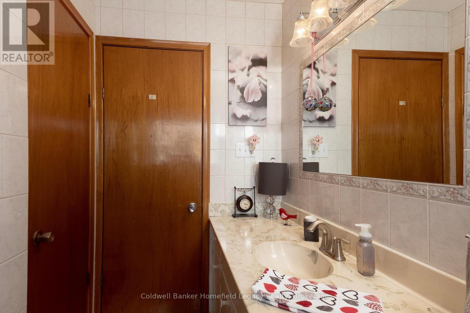 120 Jones Street W Property Photo 39
