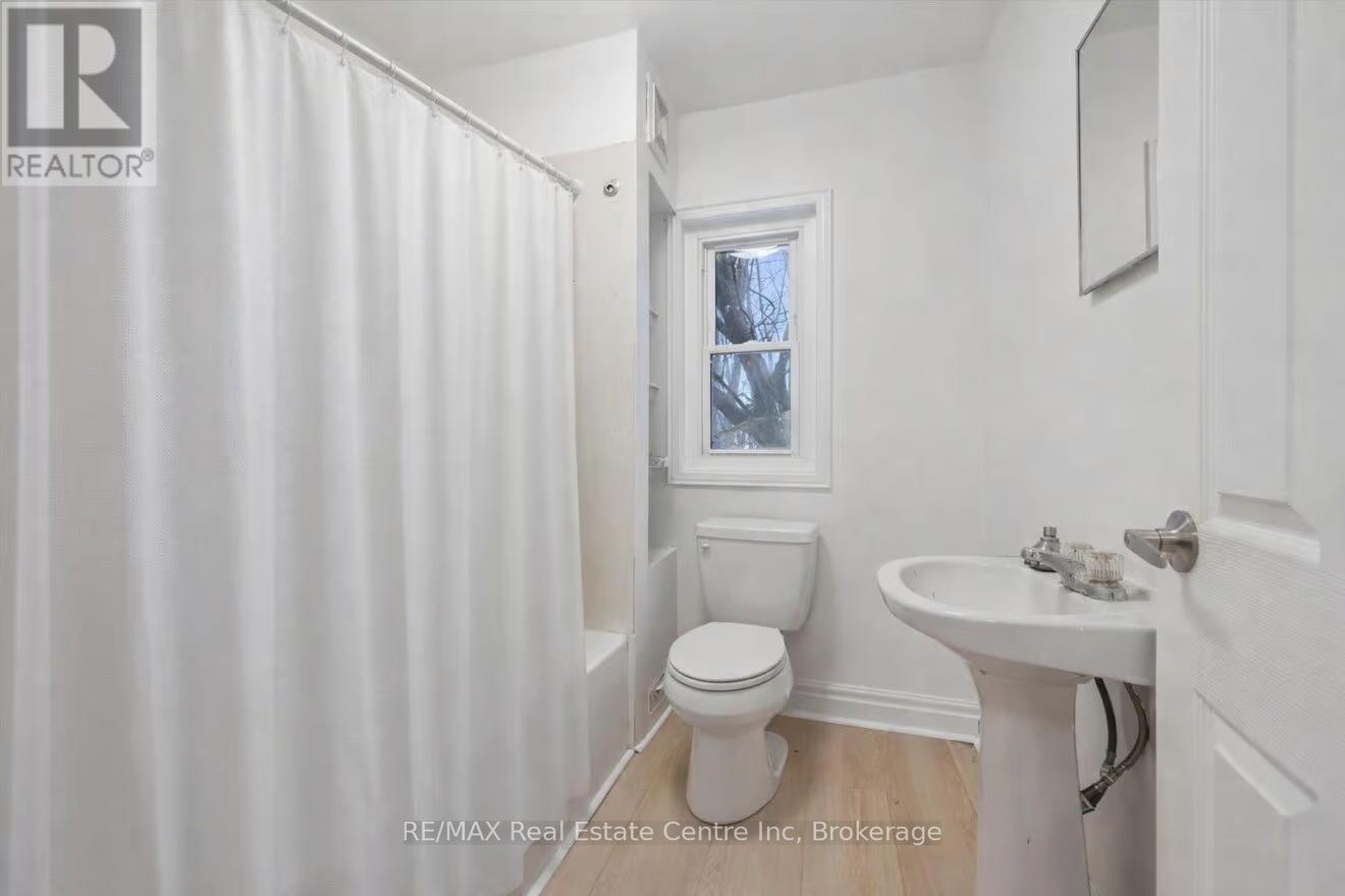 136 Paisley Street Property Photo 10