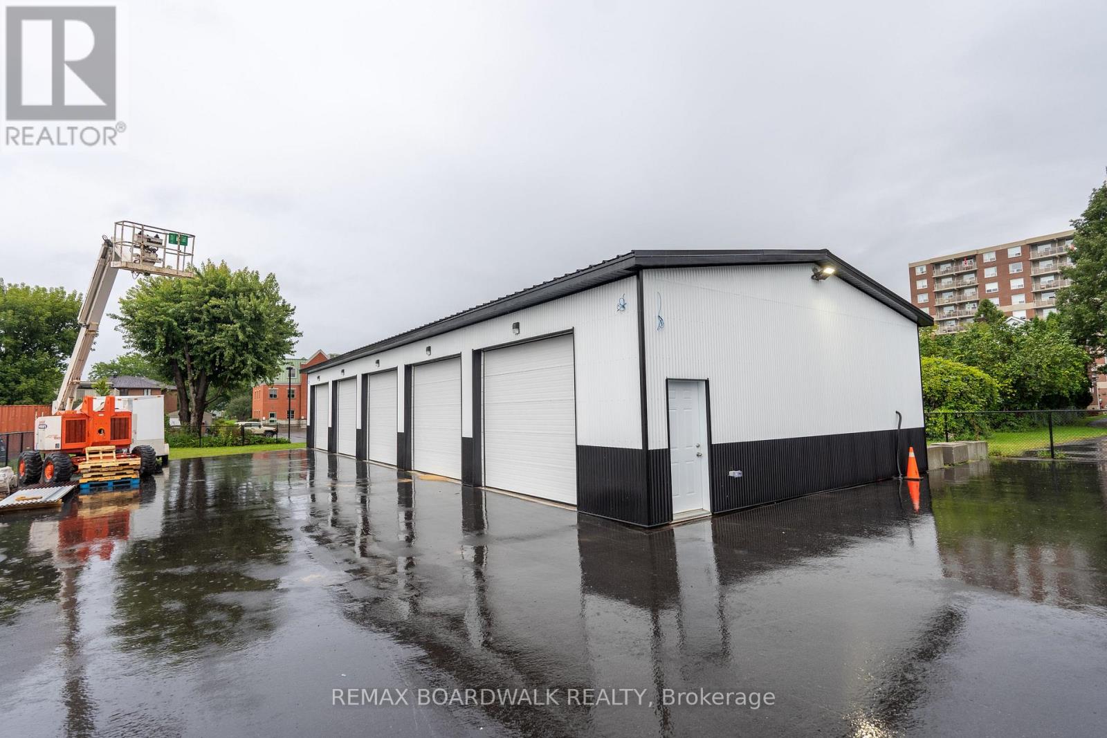 26 First (garage) Street W Property Photo 2
