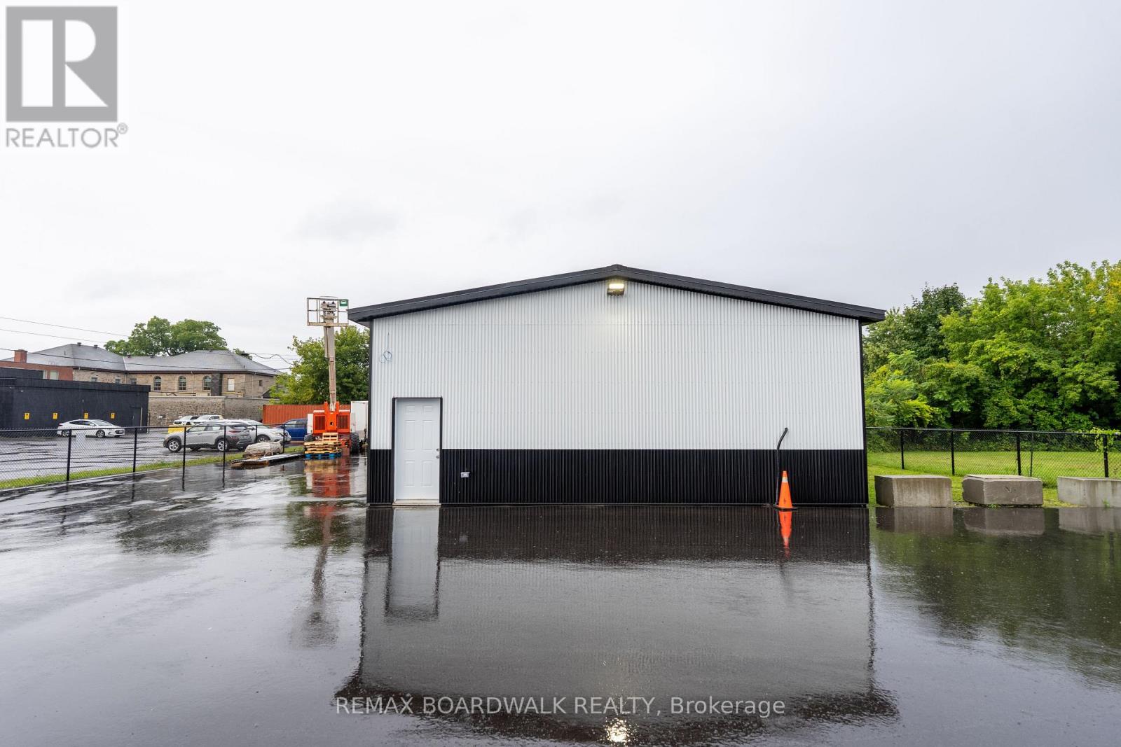 26 First (garage) Street W Property Photo 3