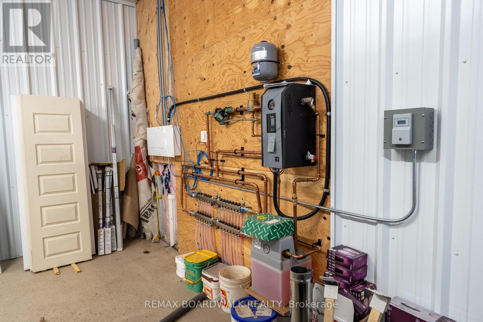 26 First (garage) Street W Property Photo 5