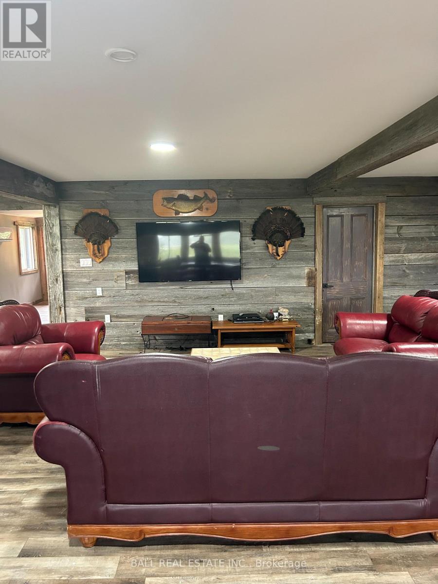 732 13th Line W Property Photo 10