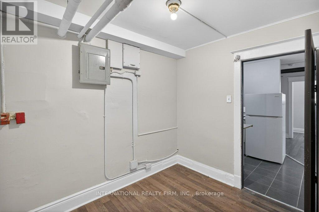 2 - 109 Balsam Avenue S Property Photo 14