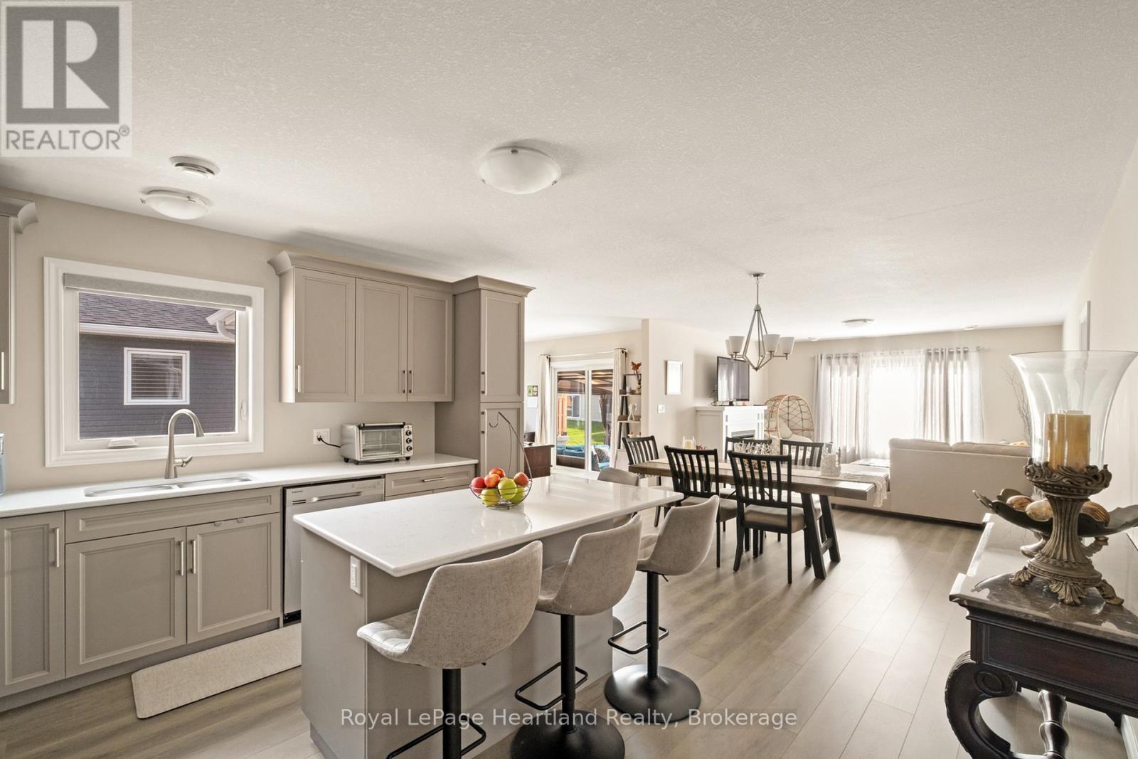 140 Lake Breeze Drive Property Photo 4