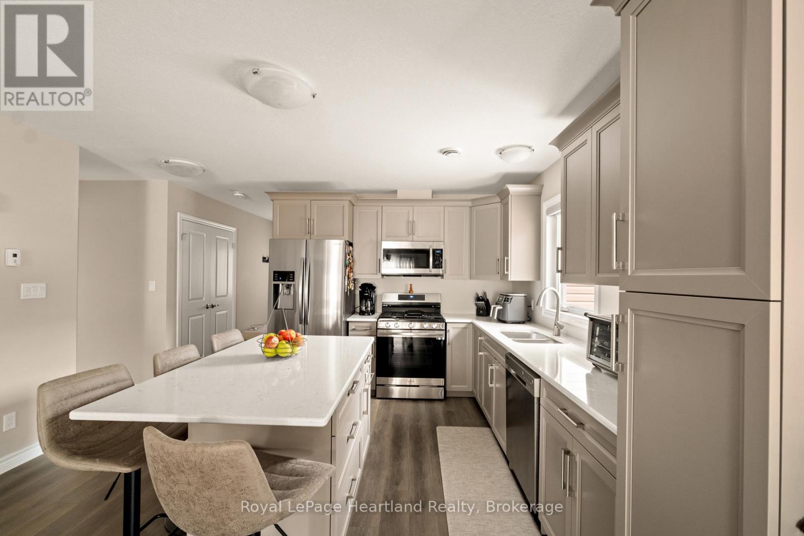 140 Lake Breeze Drive Property Photo 10