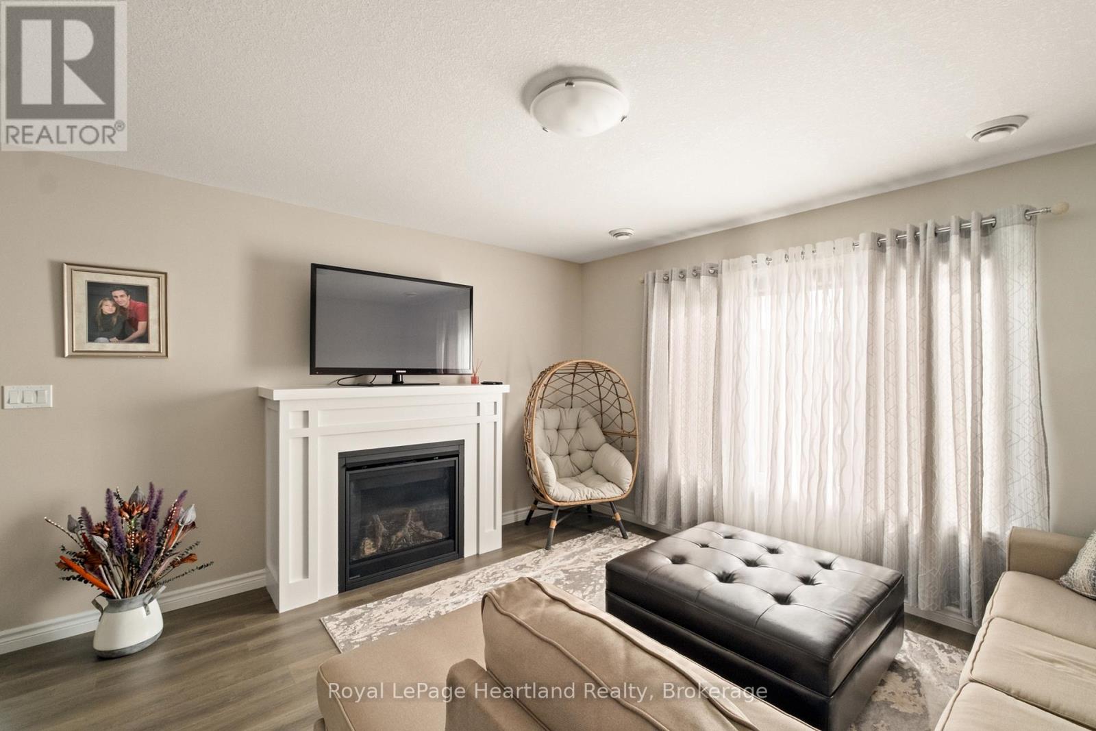 140 Lake Breeze Drive Property Photo 12
