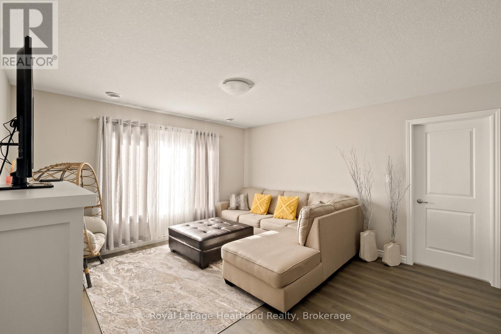 140 Lake Breeze Drive Property Photo 13