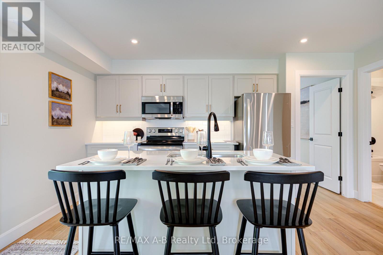 30 - 428 Queen Street W Property Photo 6