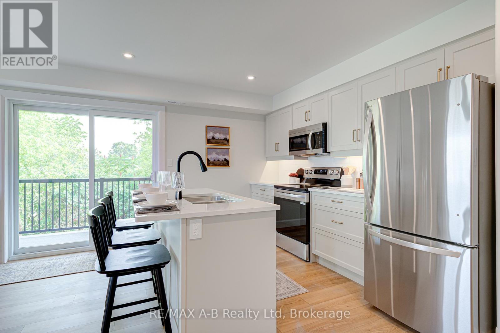 30 - 428 Queen Street W Property Photo 7