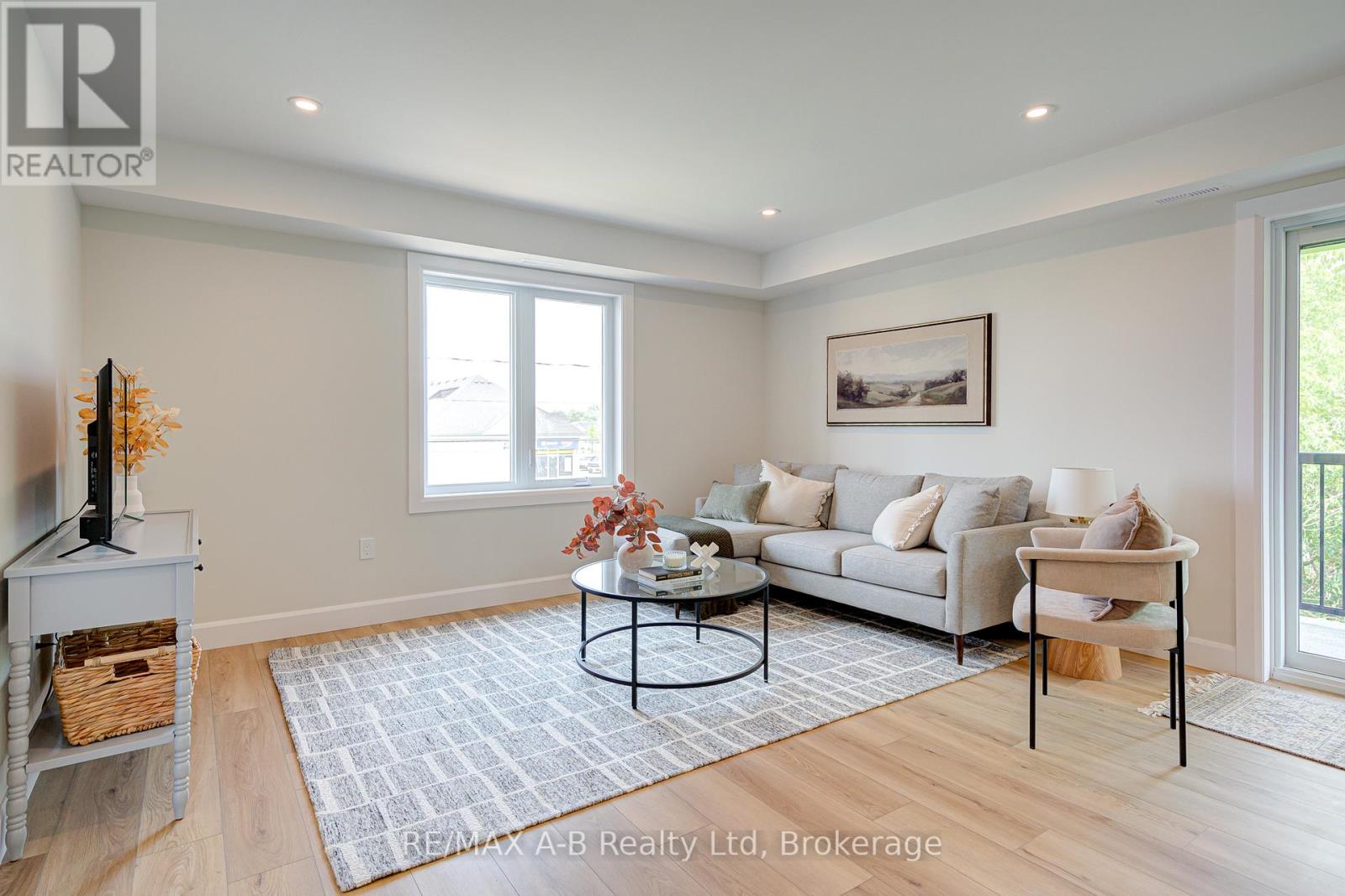 30 - 428 Queen Street W Property Photo 8