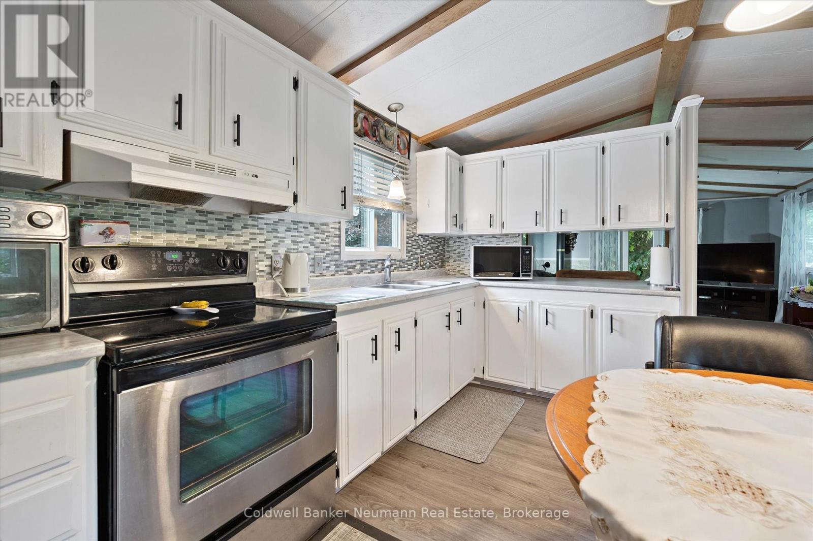 93 Maple - 1294 Concession 8 Road W Property Photo 12