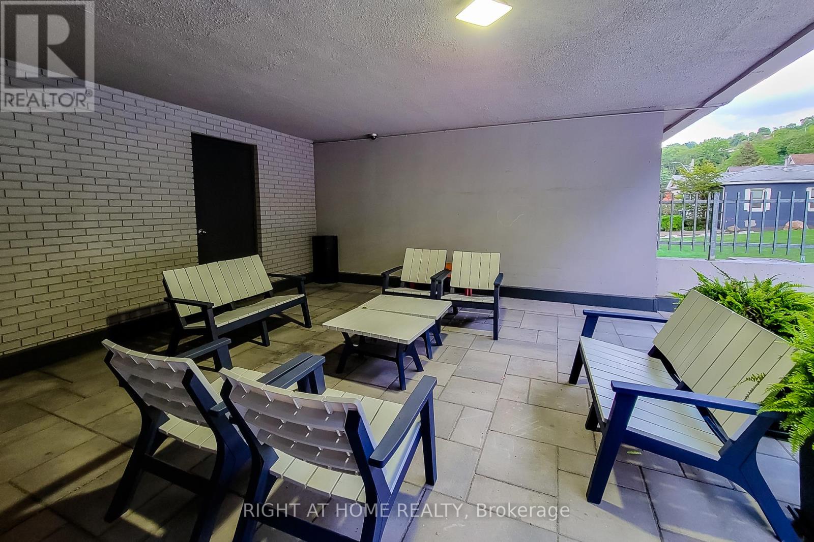 601 - 150 Charlton Avenue E Property Photo 6