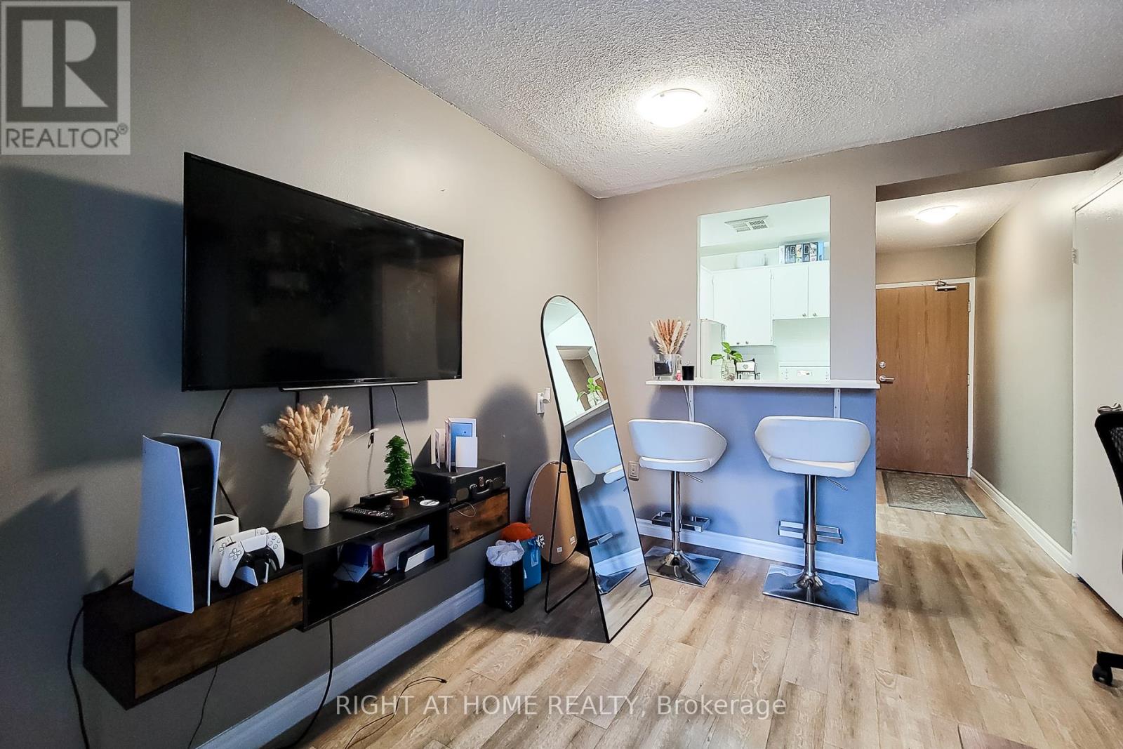 601 - 150 Charlton Avenue E Property Photo 22
