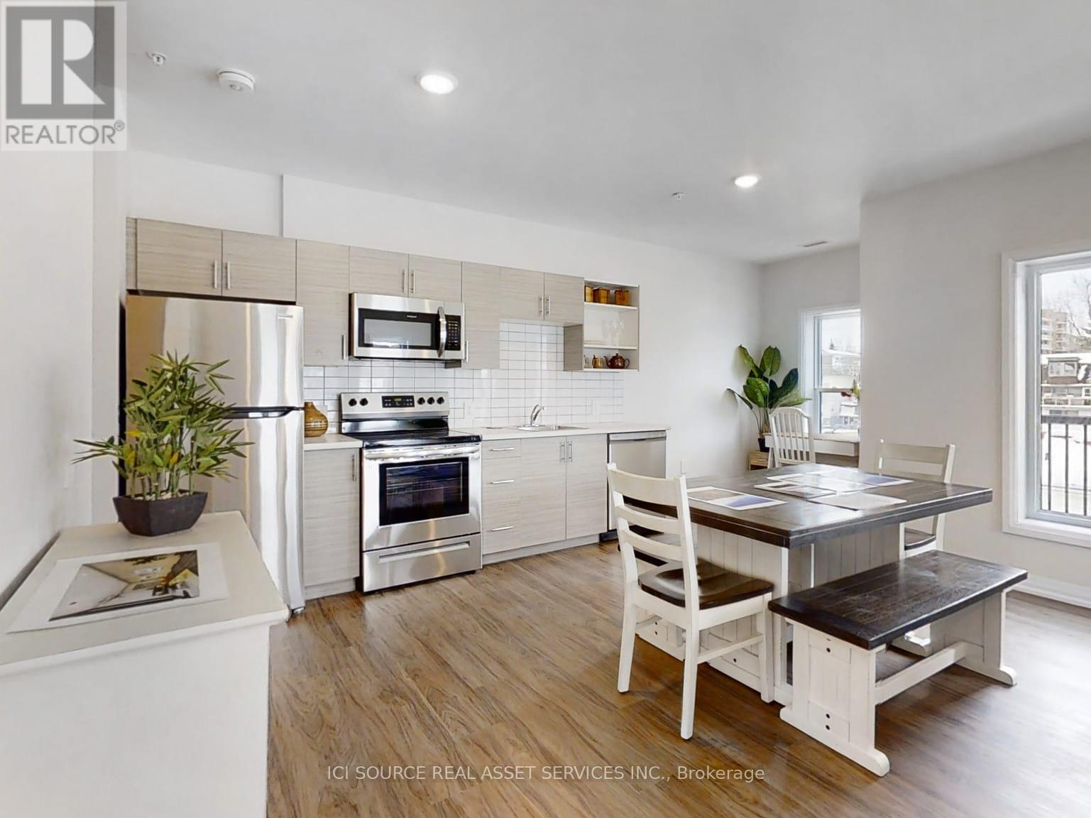 208 - 77 WILLIAM STREET N