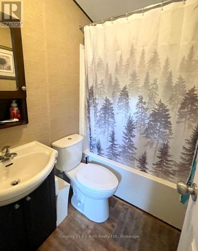 439 Springwater Crescent Property Photo 34