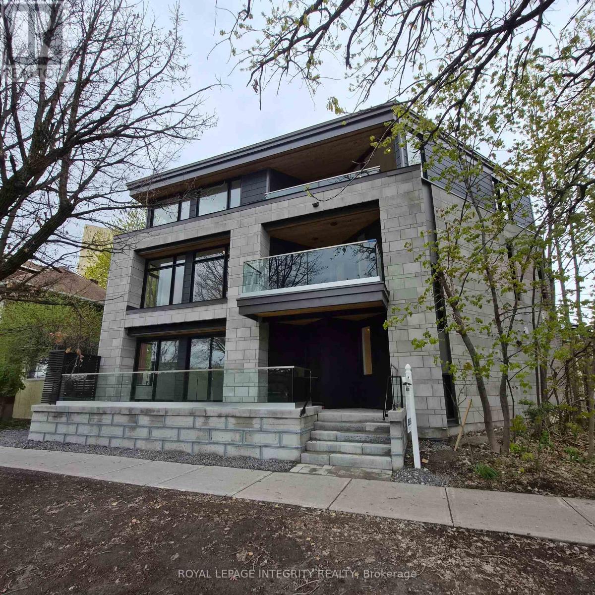 112 QUEEN ELIZABETH DRIVE