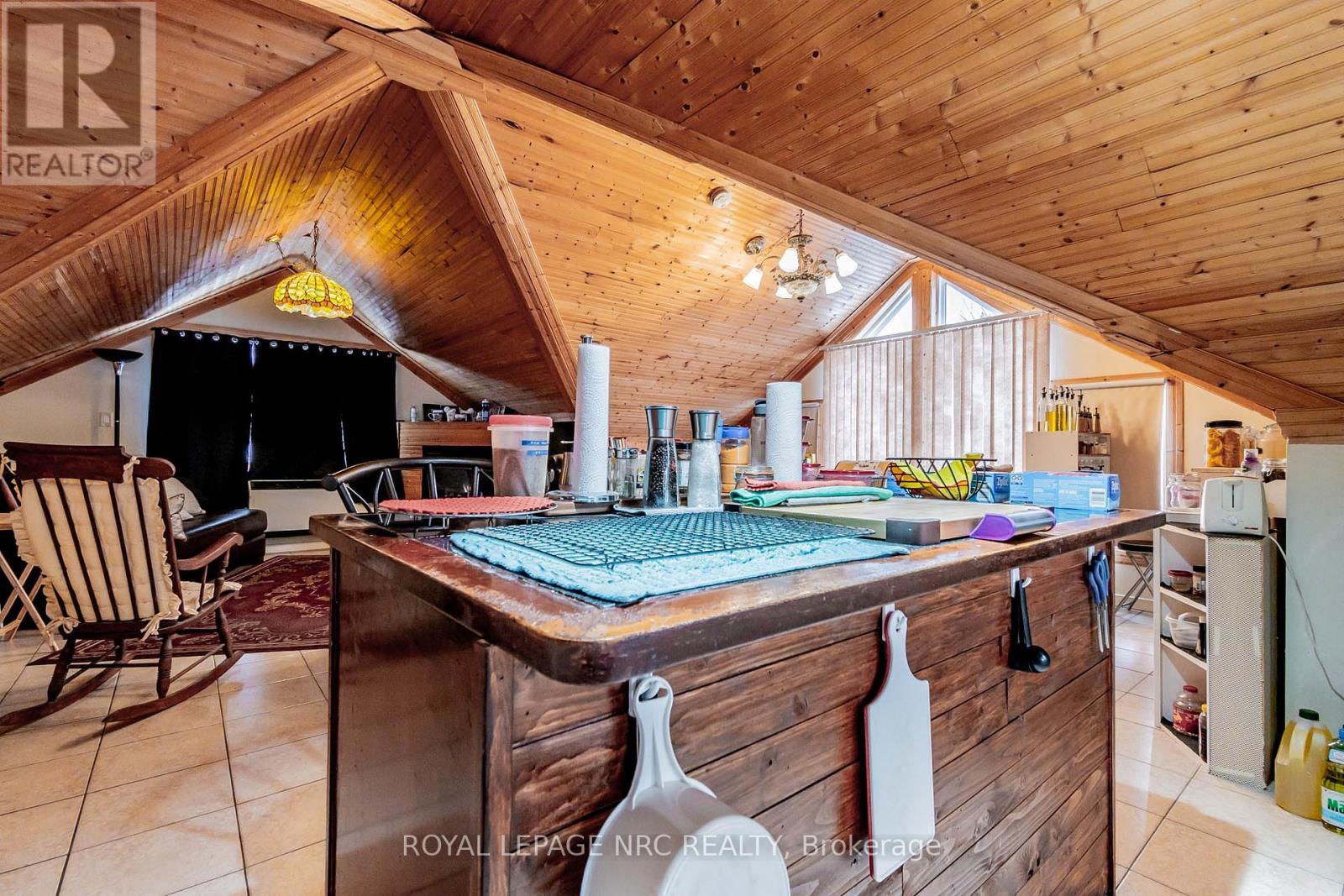 6490 Thorold Stone Road Property Photo 9