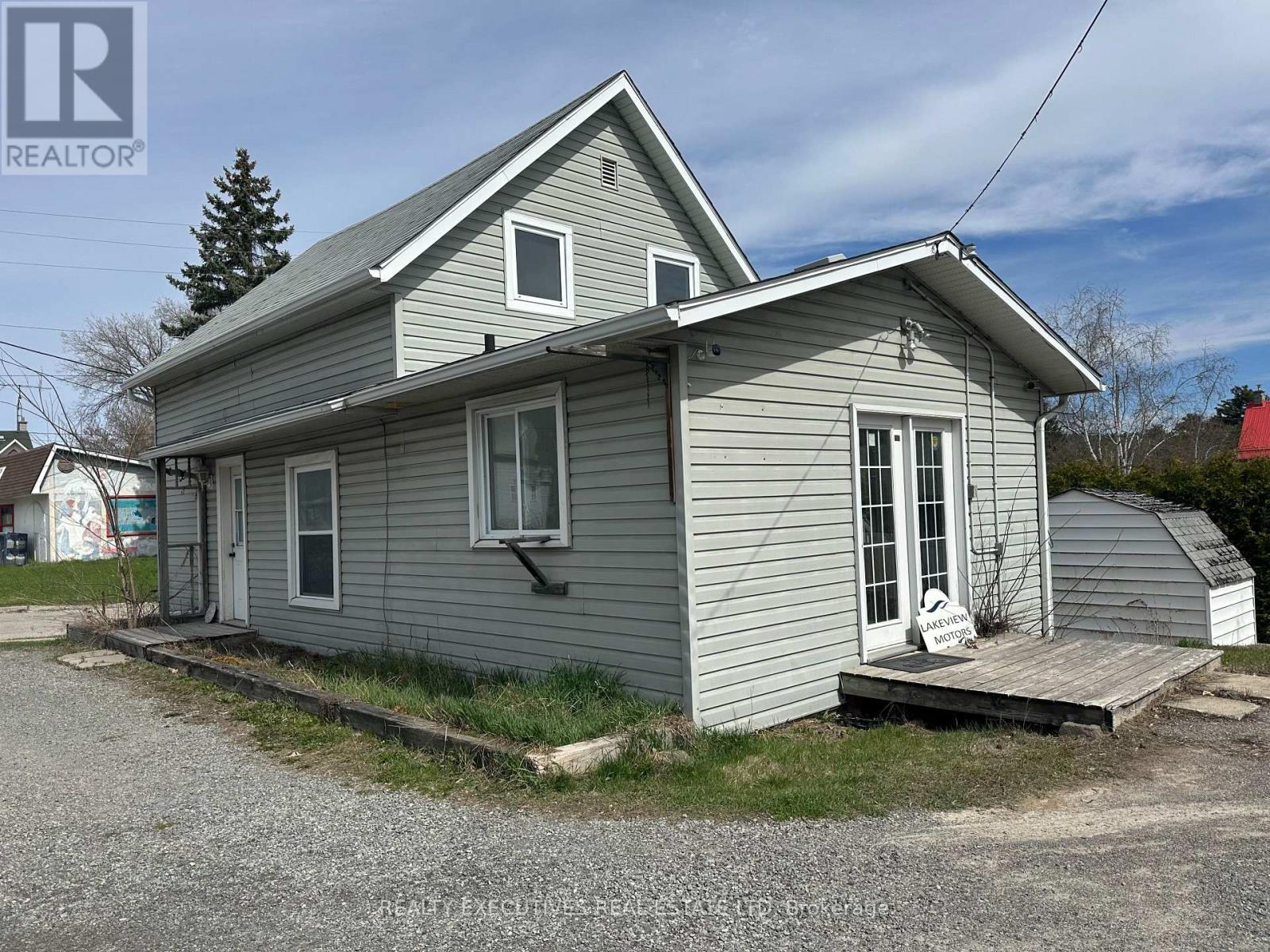 23 Whelan Street S Property Photo 2