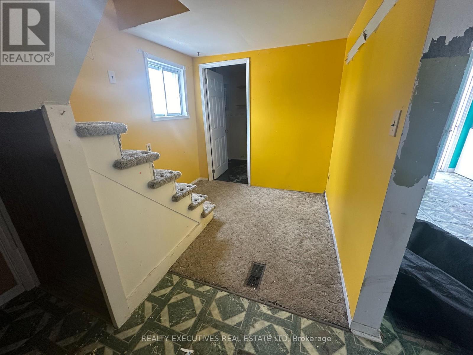 23 Whelan Street S Property Photo 6