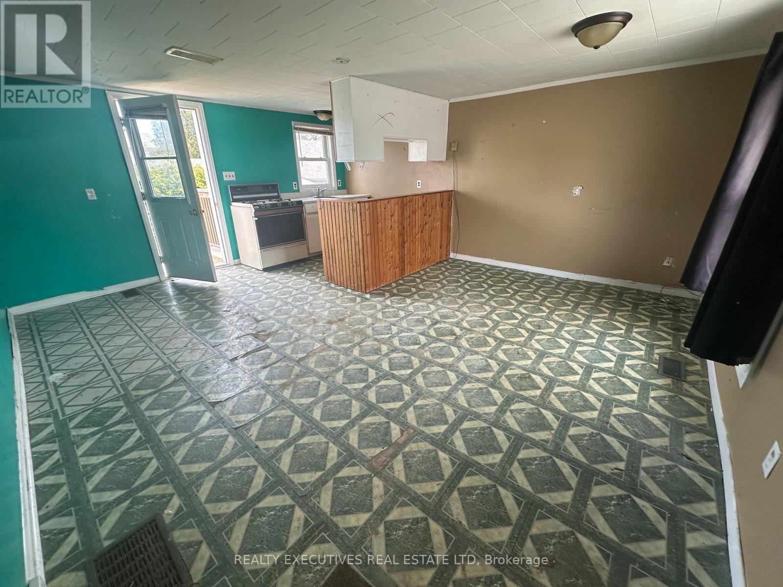 23 Whelan Street S Property Photo 7