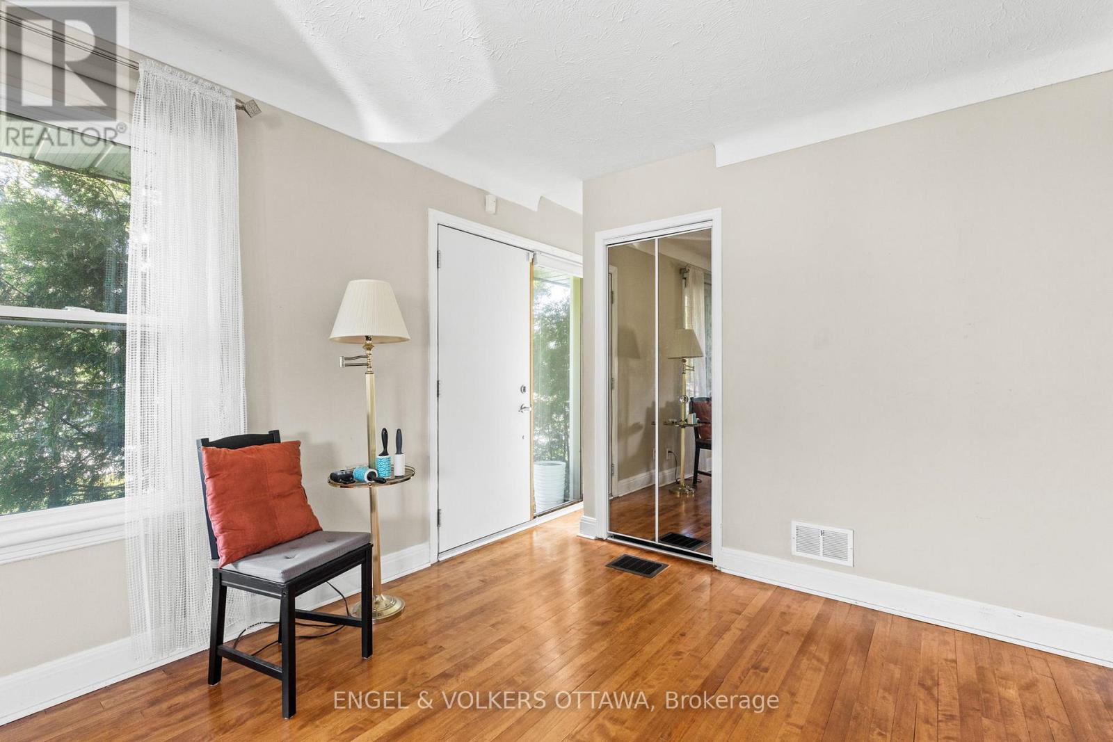 1372 Ridgedale Street Property Photo 4