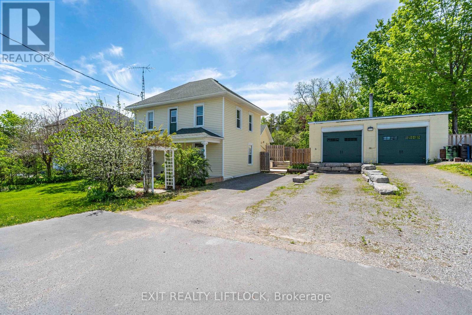 2464 Queen Mary Street Property Photo 1